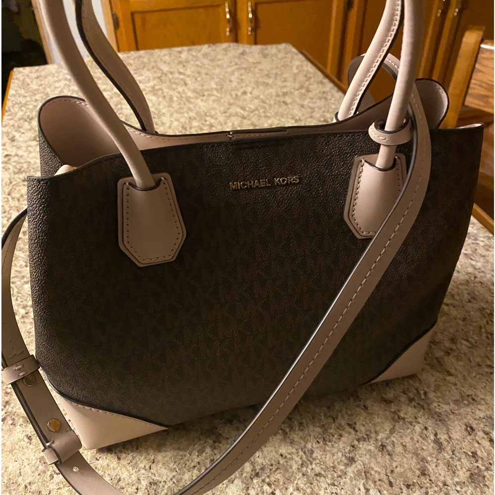 Micheal Kors handbag, authentic bought from their own app.